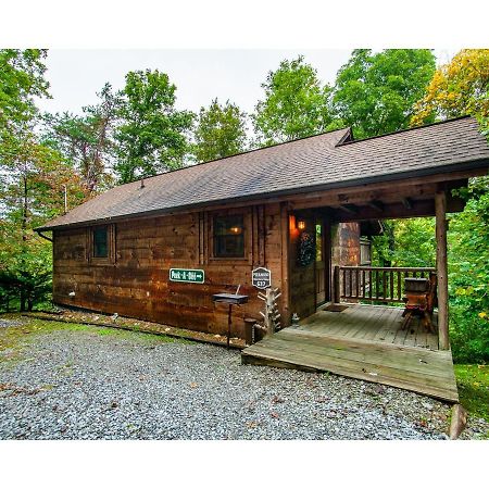Villa Peekaboo With Hot Tub, Pool Table, And Jacuzzi Pigeon Forge Exterior foto