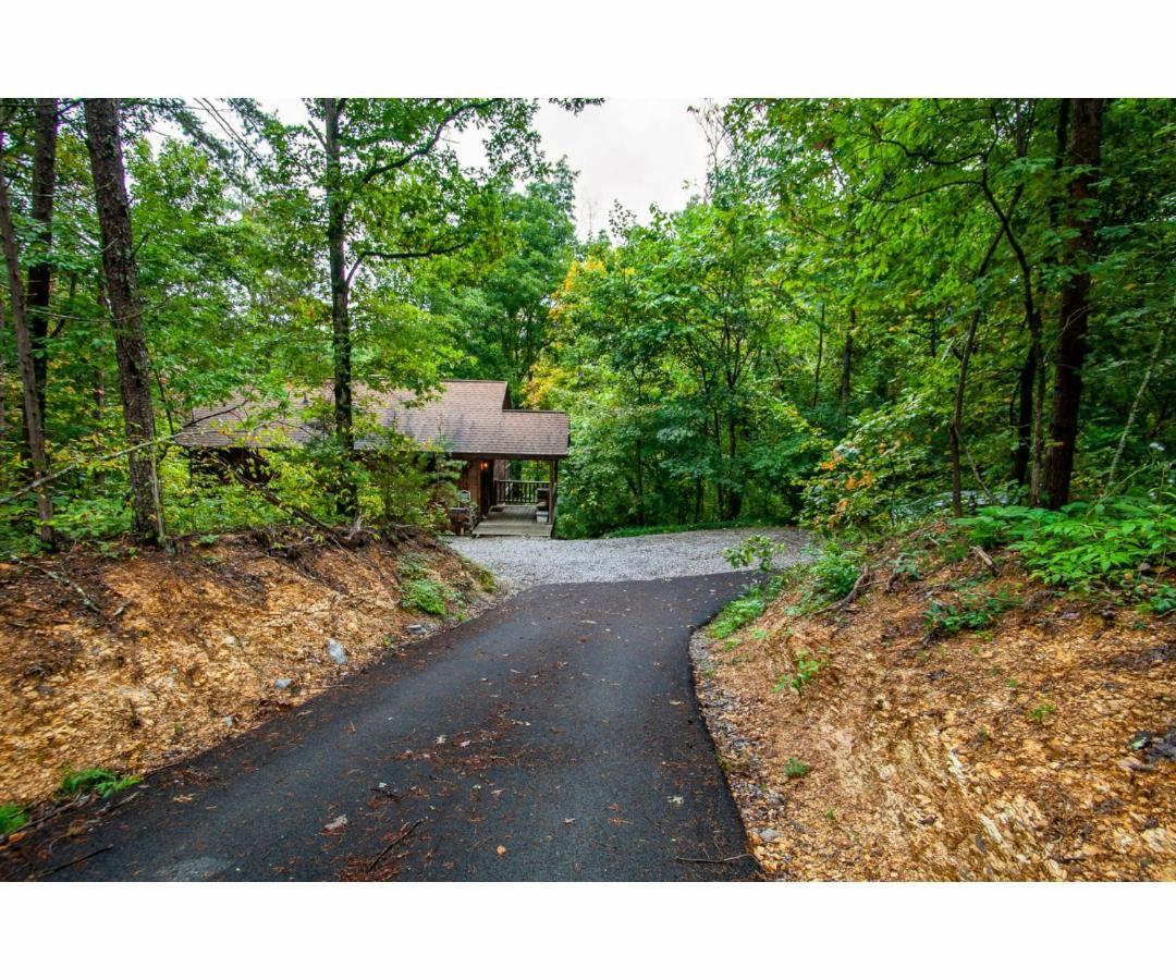Villa Peekaboo With Hot Tub, Pool Table, And Jacuzzi Pigeon Forge Exterior foto