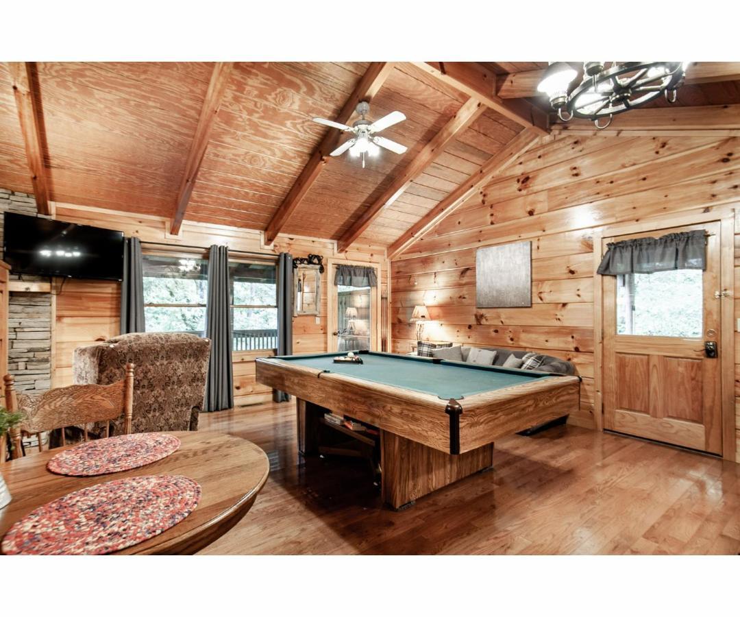 Villa Peekaboo With Hot Tub, Pool Table, And Jacuzzi Pigeon Forge Exterior foto