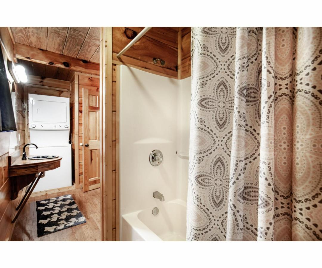 Villa Peekaboo With Hot Tub, Pool Table, And Jacuzzi Pigeon Forge Exterior foto