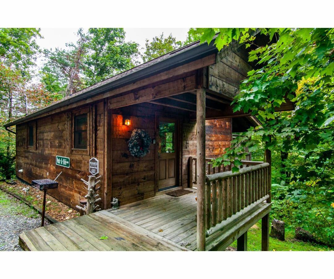 Villa Peekaboo With Hot Tub, Pool Table, And Jacuzzi Pigeon Forge Exterior foto
