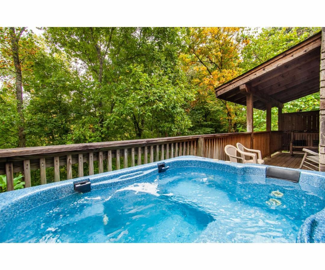 Villa Peekaboo With Hot Tub, Pool Table, And Jacuzzi Pigeon Forge Exterior foto